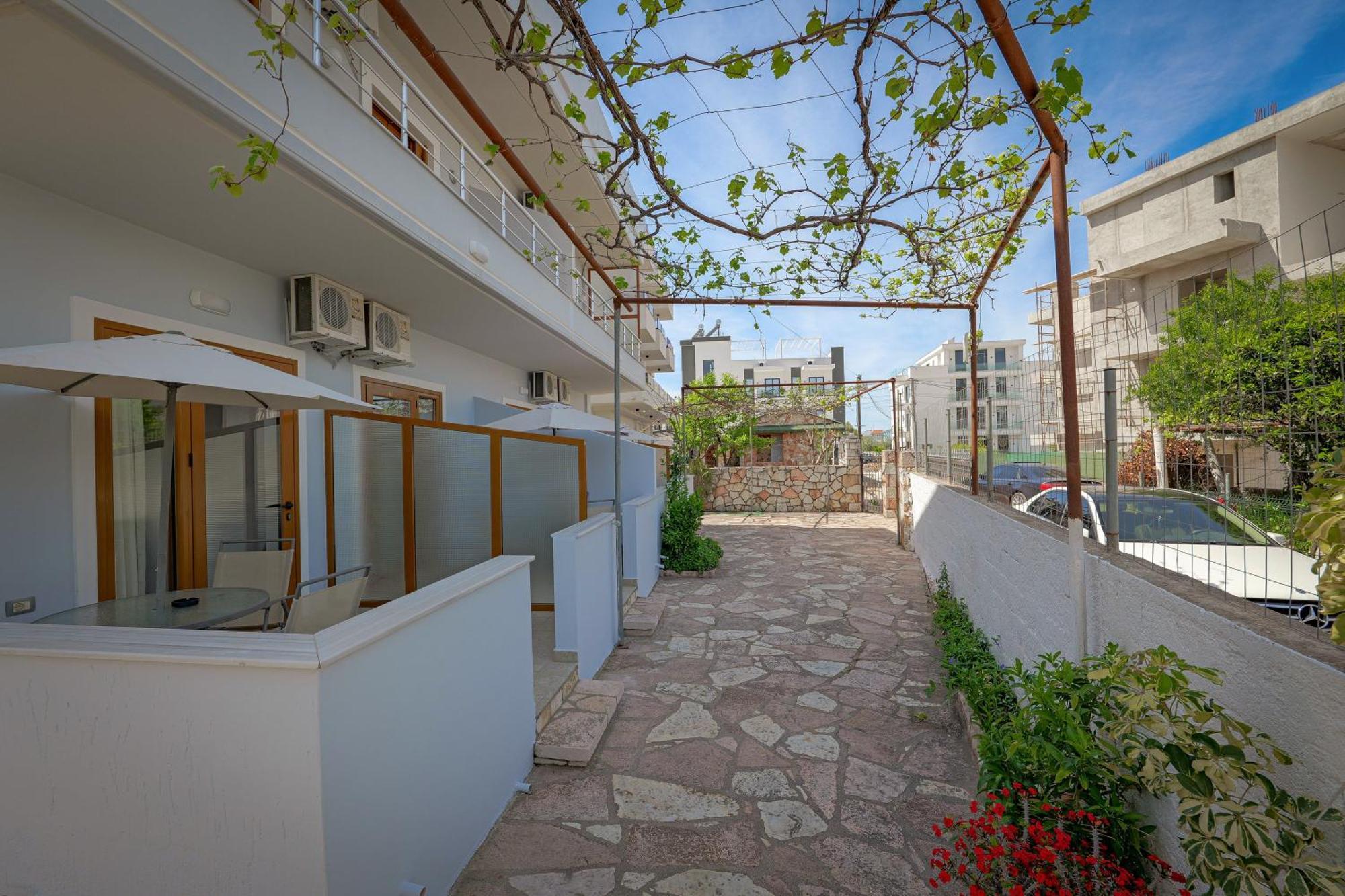 Guest House Moonlight Ksamil Exterior photo